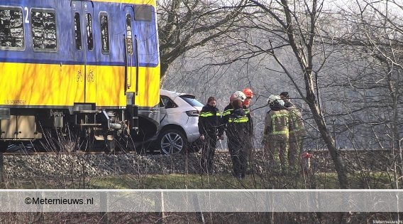 Auto Botst Op Trein Op Overweg In Echten(Video) | Meternieuws.nl