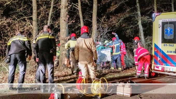 Auto Rijdt In Groningse Noordwijk Frontaal Op Boom(Video)