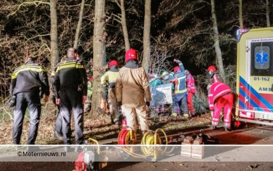 Auto Rijdt In Groningse Noordwijk Frontaal Op Boom Video