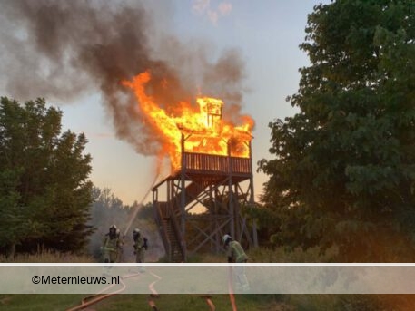 Uitkijktoren In Vlammen Op In Zeyerveen Vermoedelijk Brandstichting Video