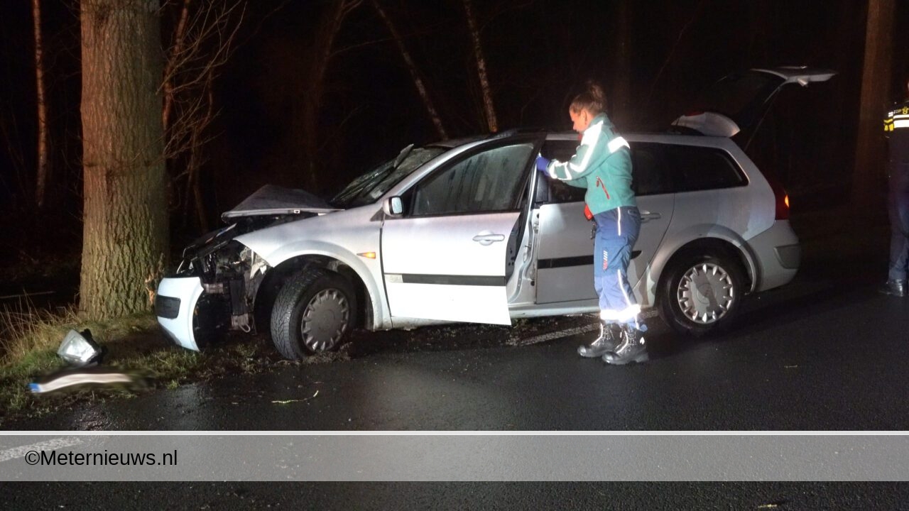 Auto Frontaal Op Boom In Papenvoort Video